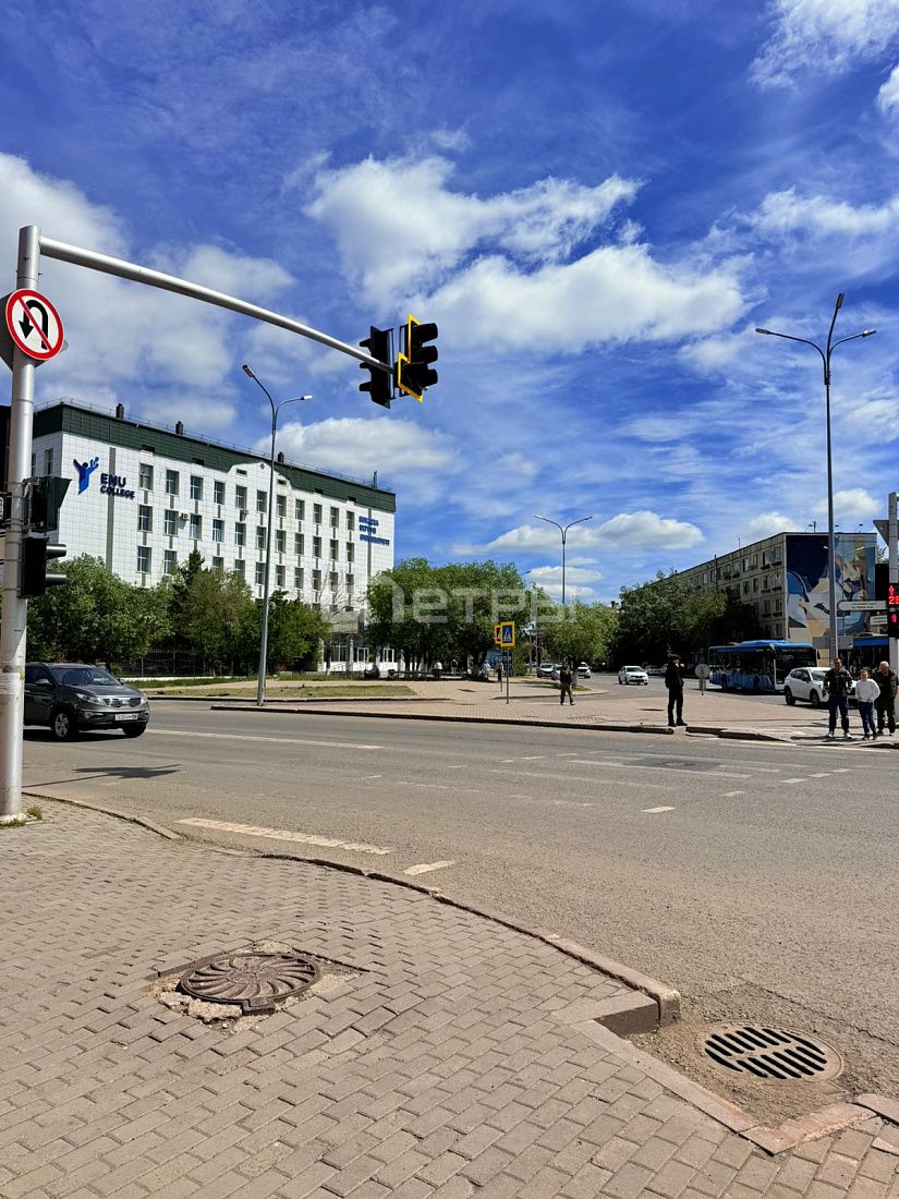 Угловое помещение на 1-ой линии Есенберлина